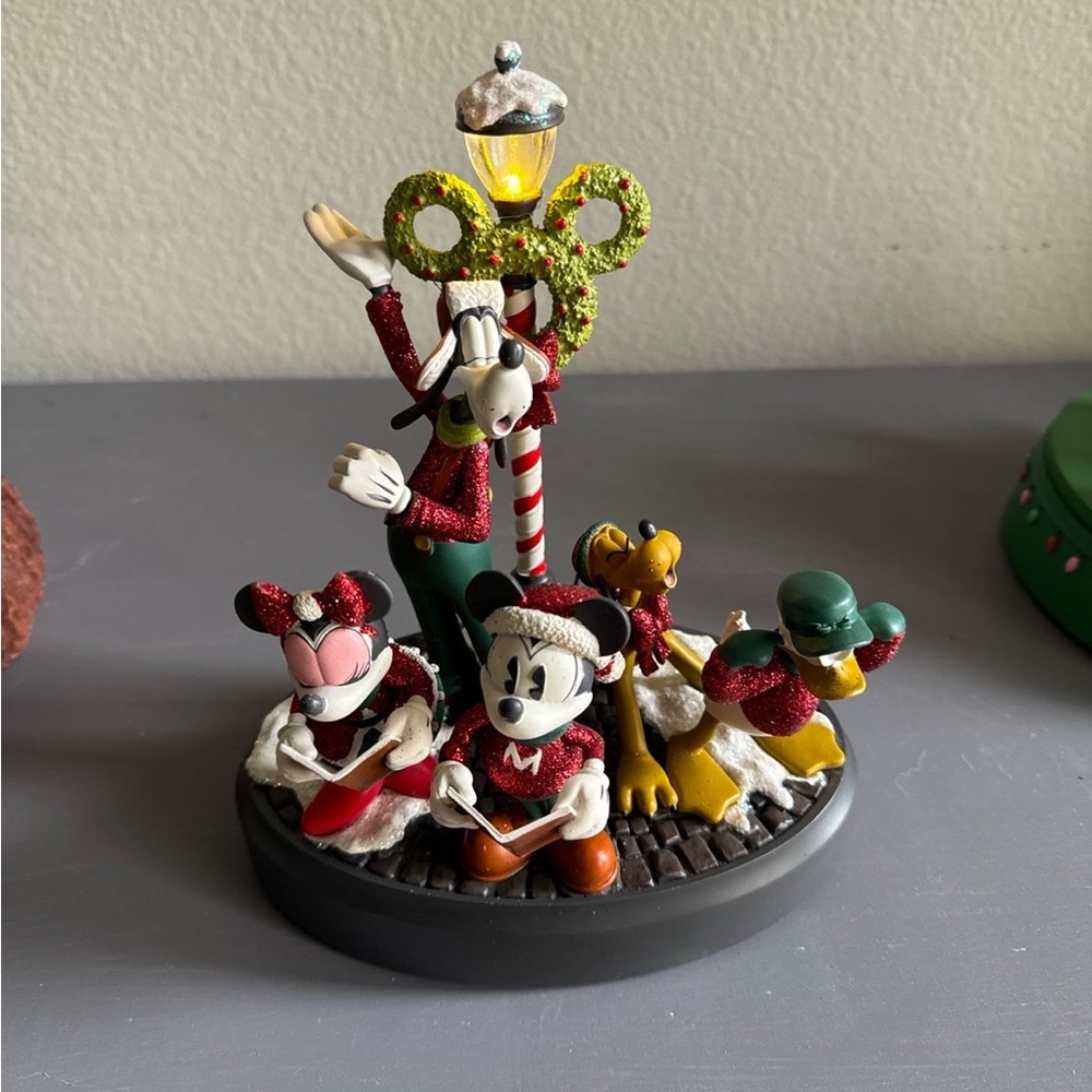 Disney world park exclusive Mickey and friends caroling figure